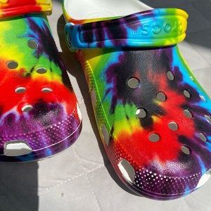 Tie dye crocs women size 7 and men size 5   EUC